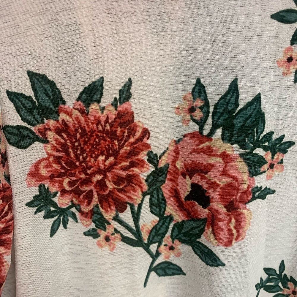 Beautiful Floral Kimono   - Picture 5 of 5